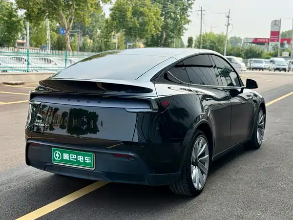 Tesla Model Y 2025