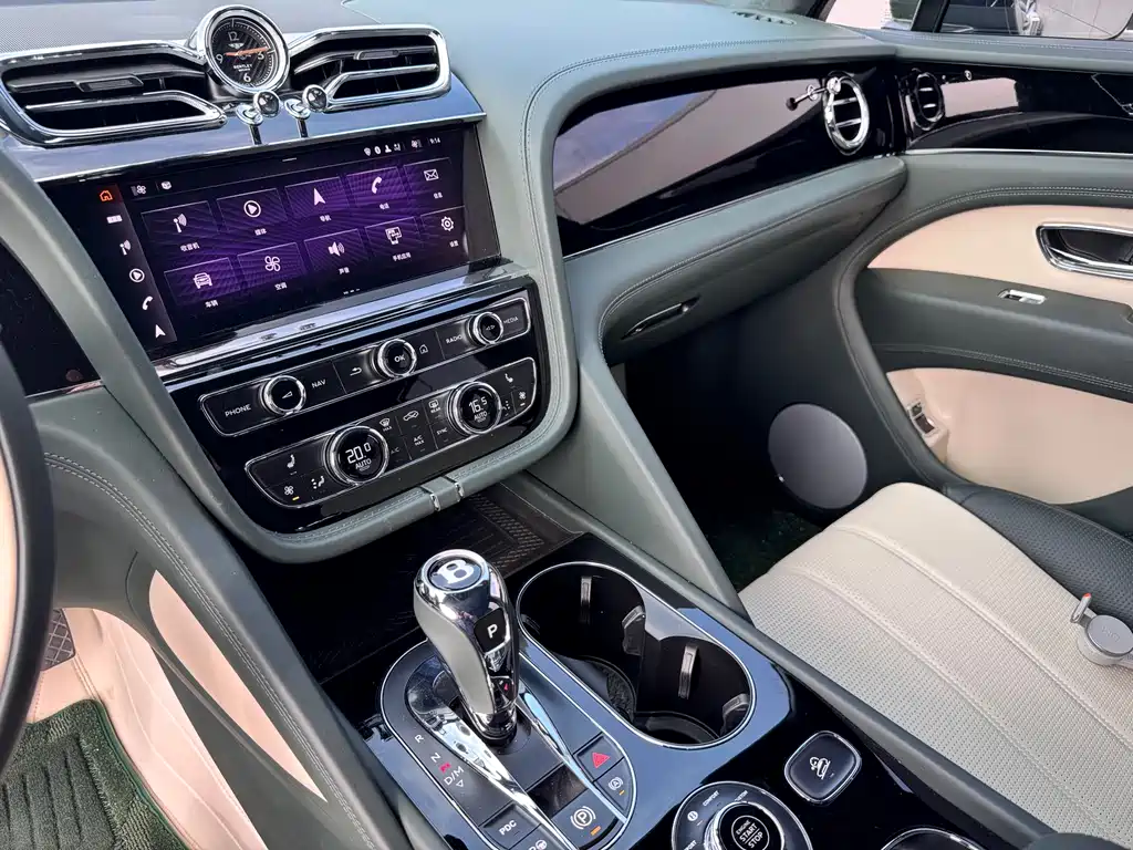 Bentley Bentayga 2024 — фото 11