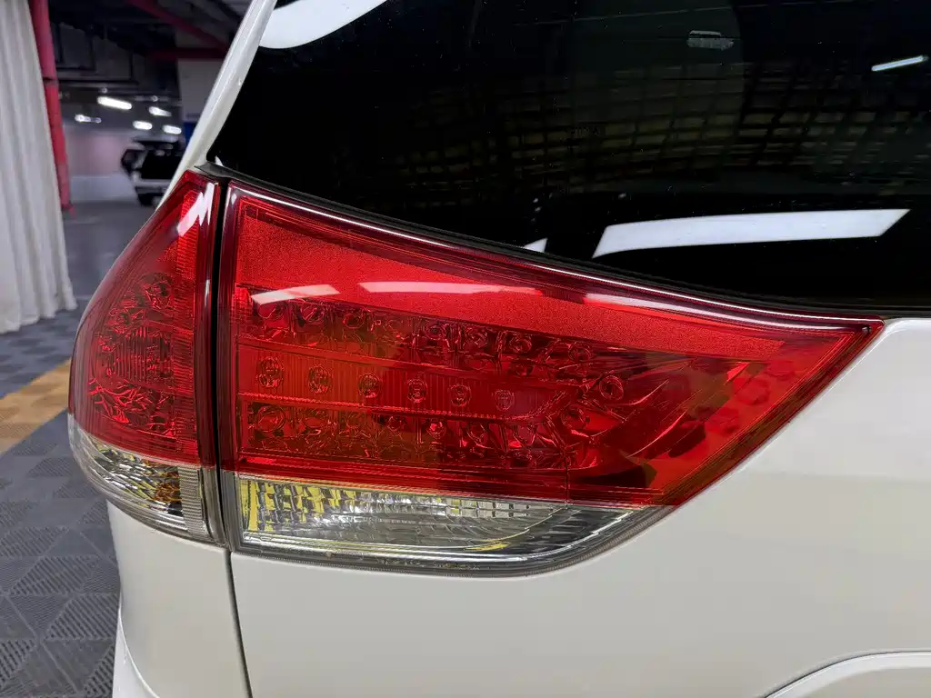 Toyota Sienna 2016 — фото 8