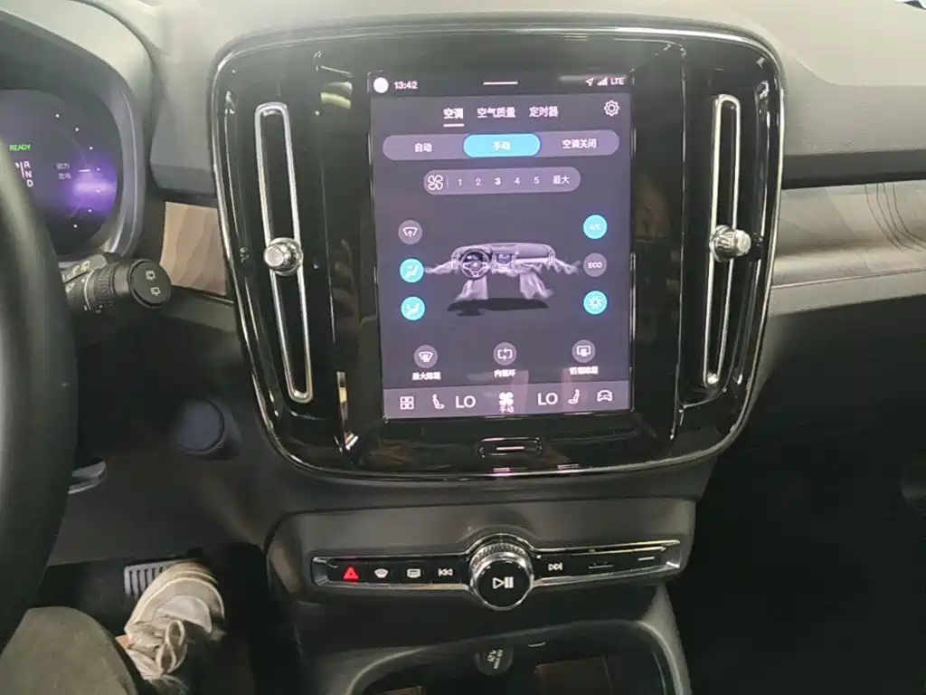 Volvo XC40 New Energy 2023 — фото 13