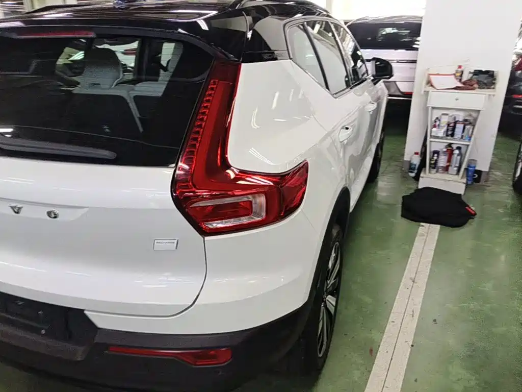 Volvo XC40 New Energy 2023 — фото 8