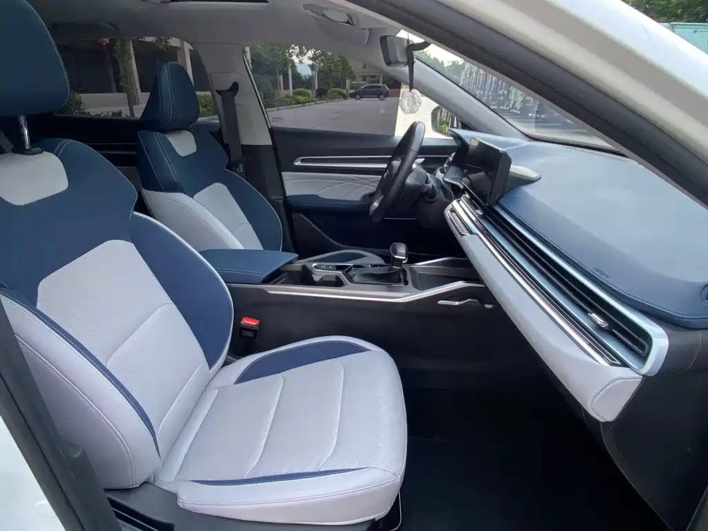 Geely Emgrand 2022