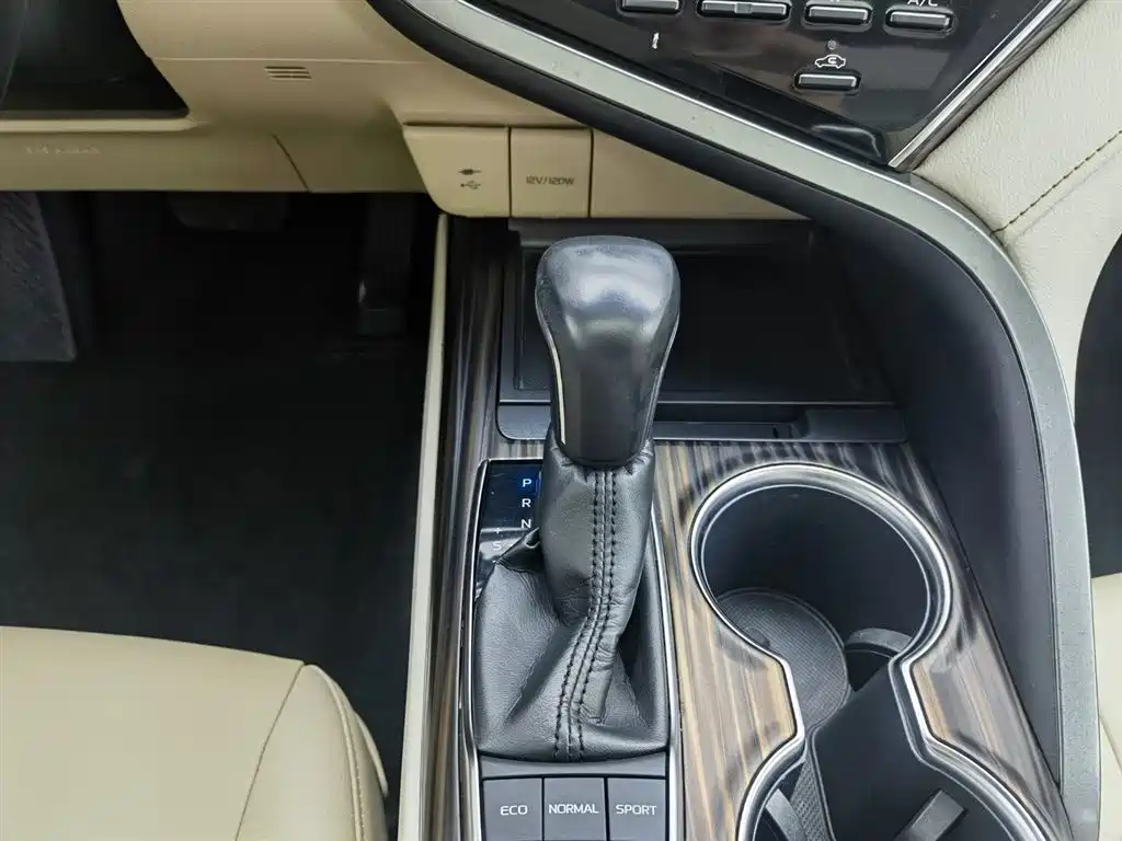 Toyota Camry 2018 — фото 13