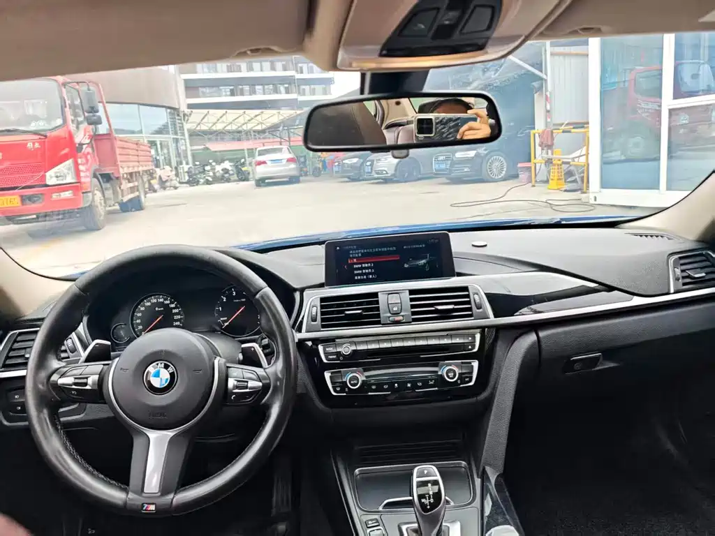 BMW 3 Series 2018 — фото 10