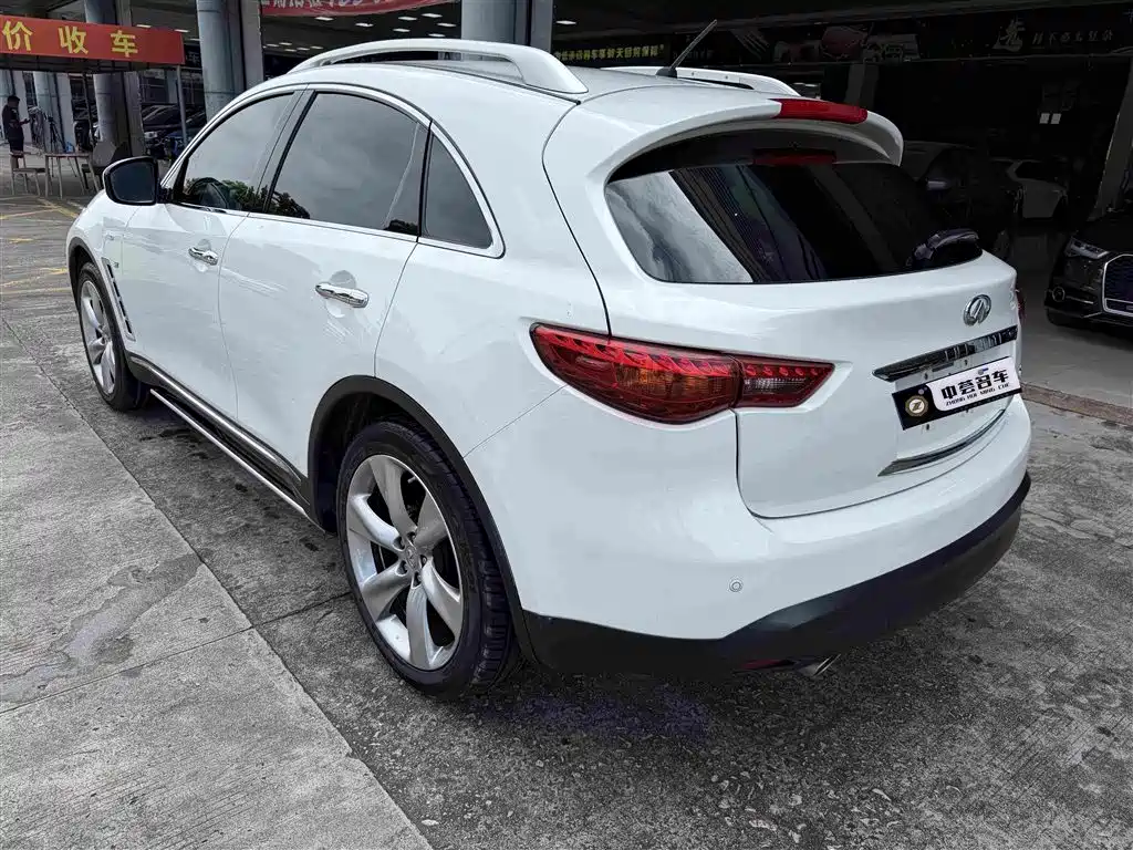 Infiniti QX70 2015