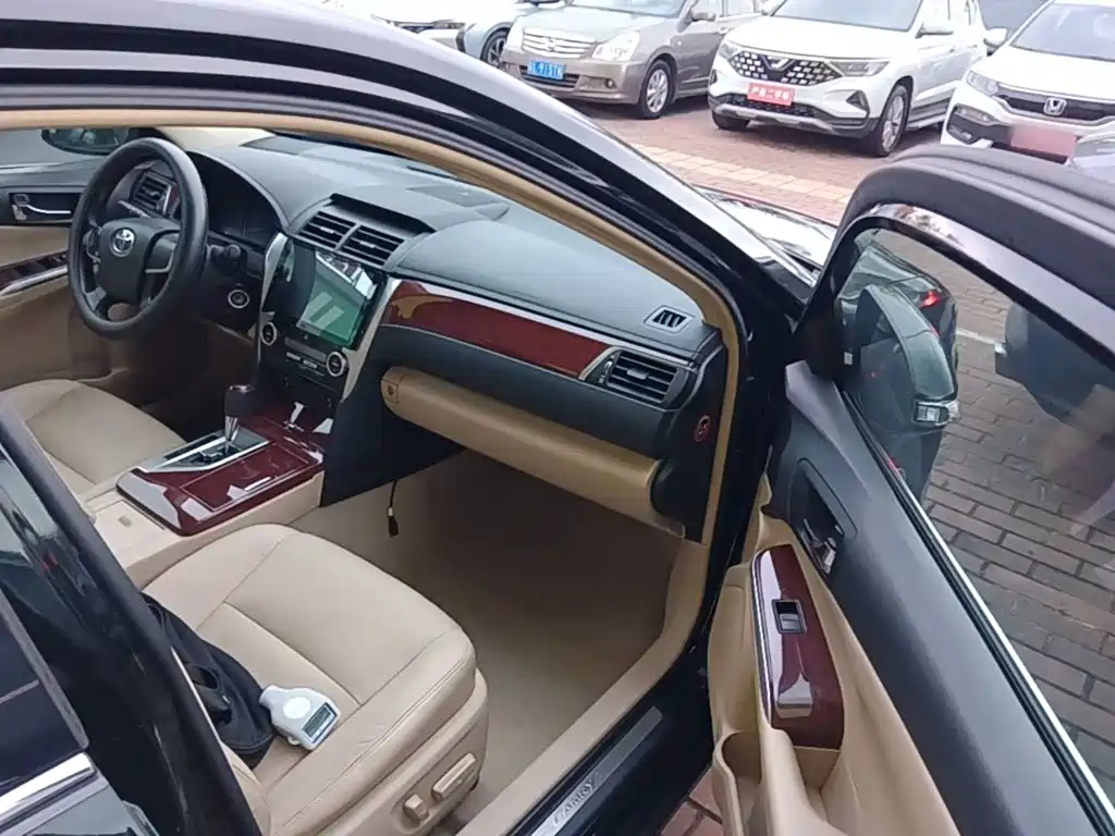 Toyota Camry 2014 — фото 11