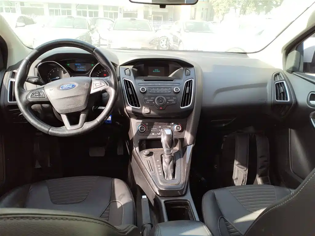 Ford Focus 2015 — фото 10