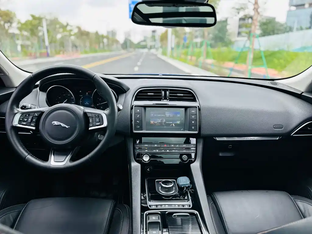 Jaguar F-PACE 2019 — фото 23