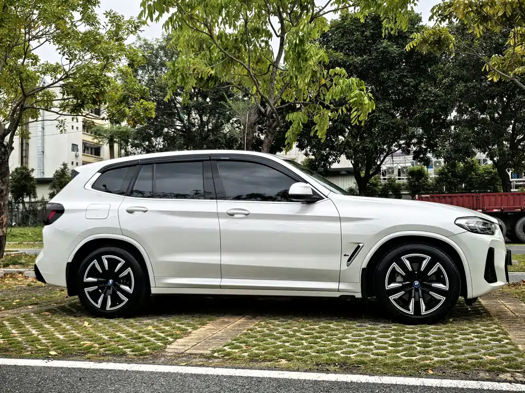 BMW iX3 2023 — фото 4