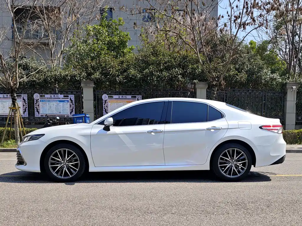 Toyota Camry 2022 — фото 2