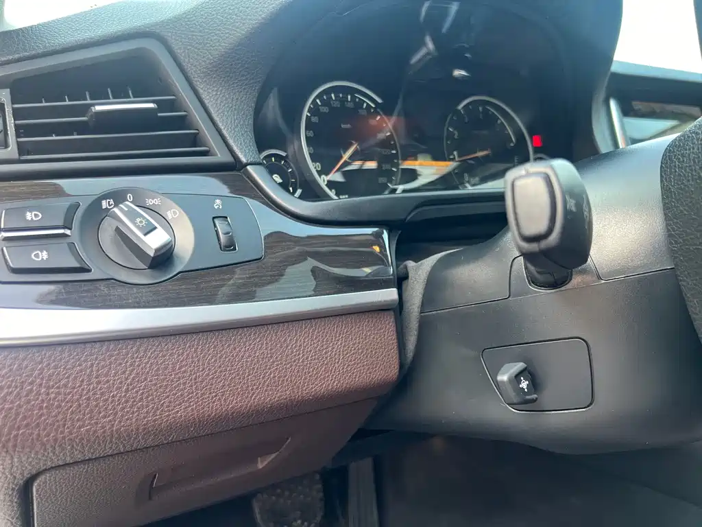 BMW 5 Series 2017 — фото 15