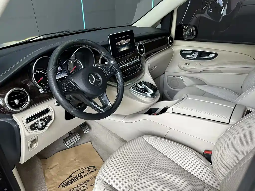 Mercedes-Benz V-Class 2017 — фото 11
