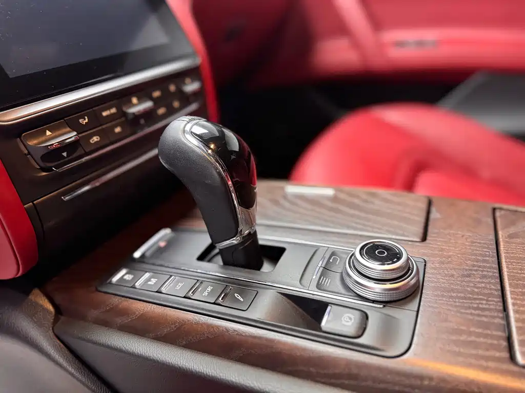 Maserati Quattroporte 2018 — фото 15