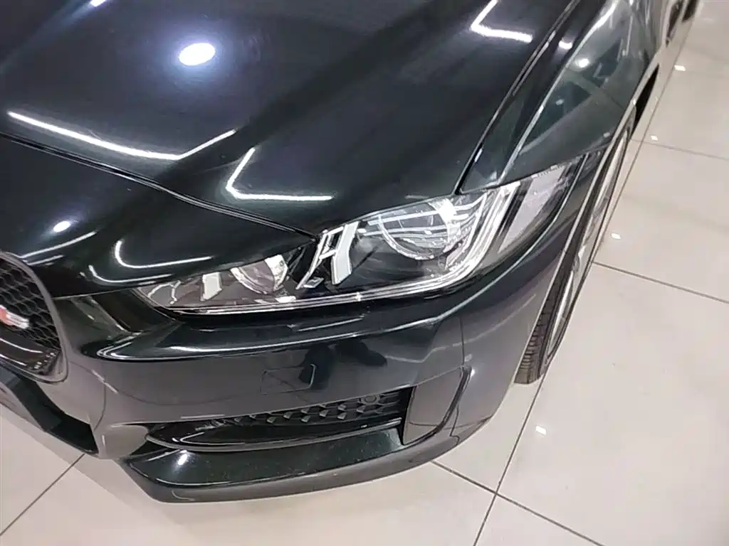 Jaguar XE 2017 — фото 24