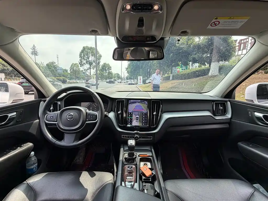 Volvo XC60 2021 — фото 11