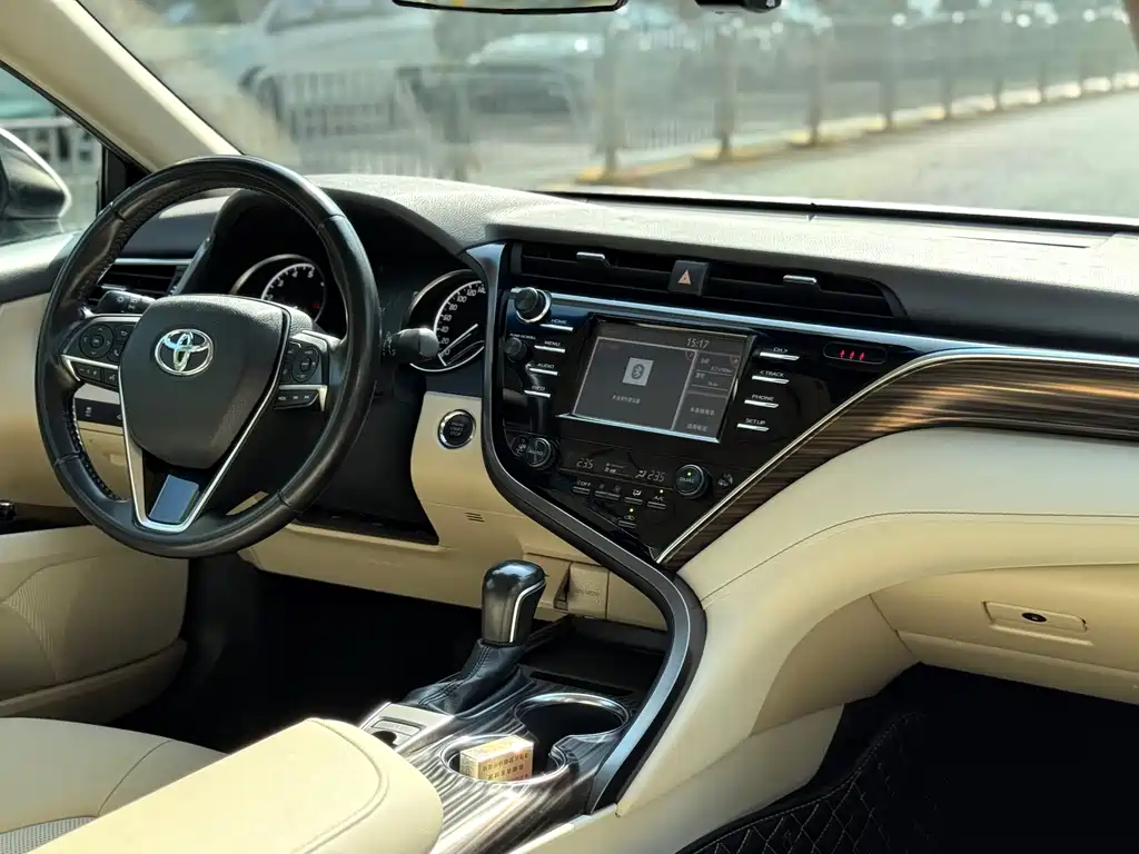 Toyota Camry 2018 — фото 10