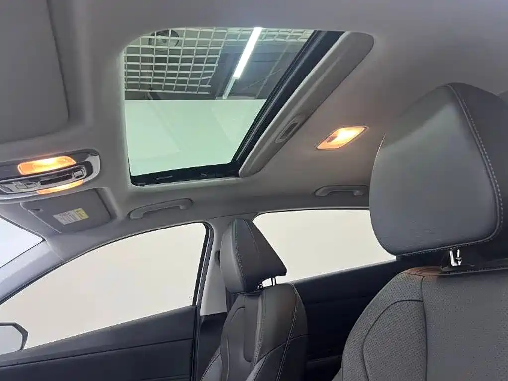 Hyundai Elantra 2023 — фото 11