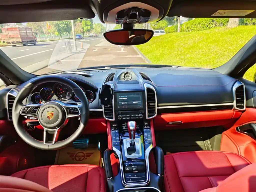 Porsche Cayenne 2017 — фото 11