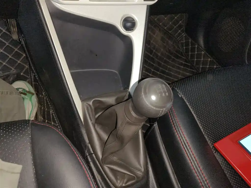 Toyota Yaris L 2015 — фото 11