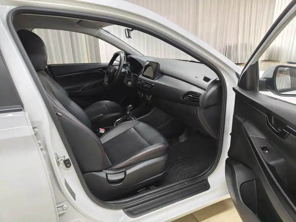 Hyundai Elantra 2023 — фото 10