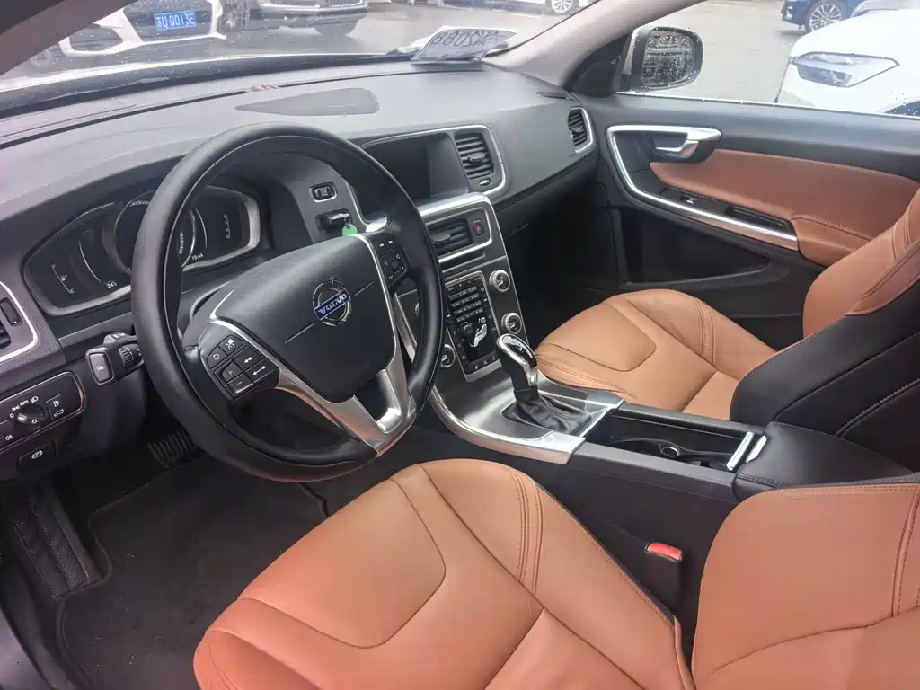 Volvo S60 2015 — фото 12