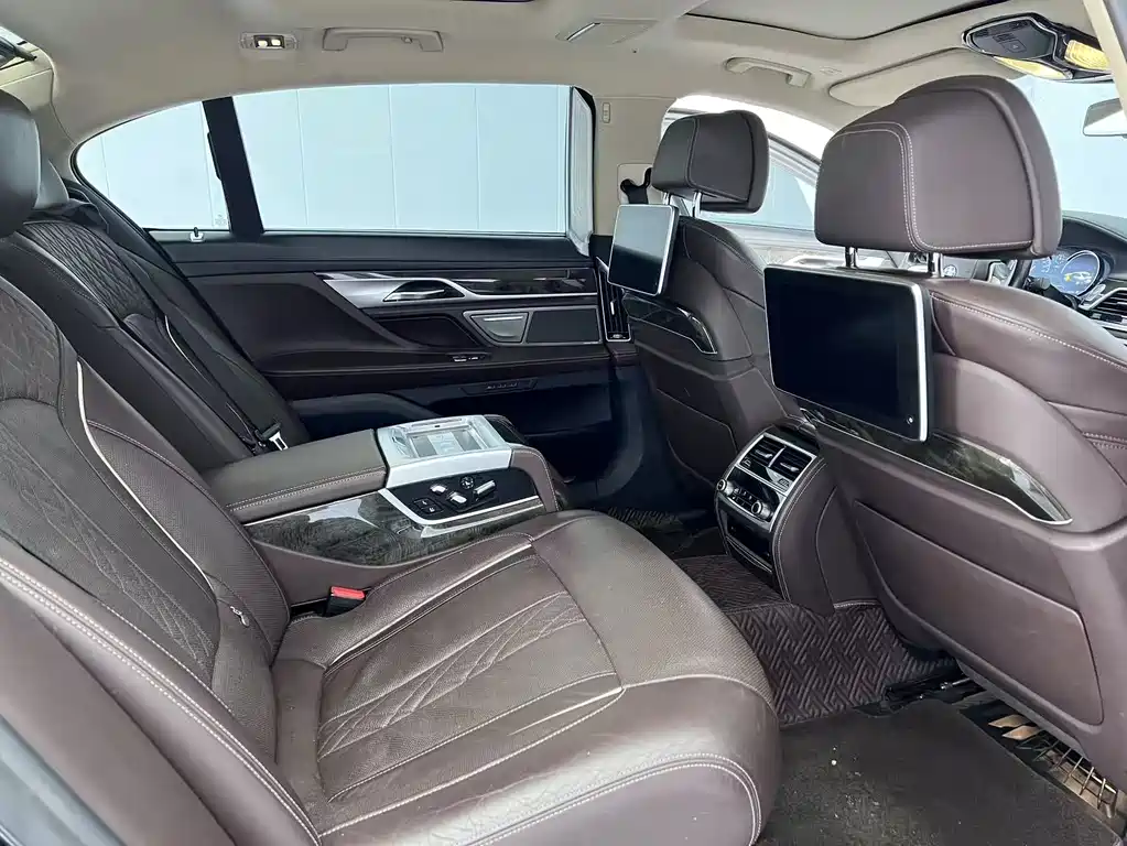 BMW 7 Series 2019 — фото 11