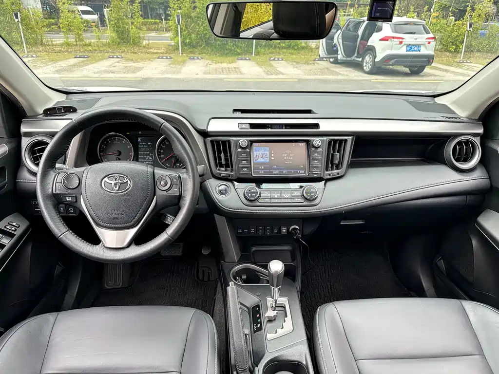 Toyota RAV4 2017 — фото 8