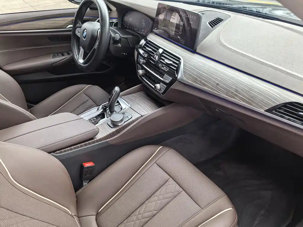 BMW 5 Series 2021 — фото 18