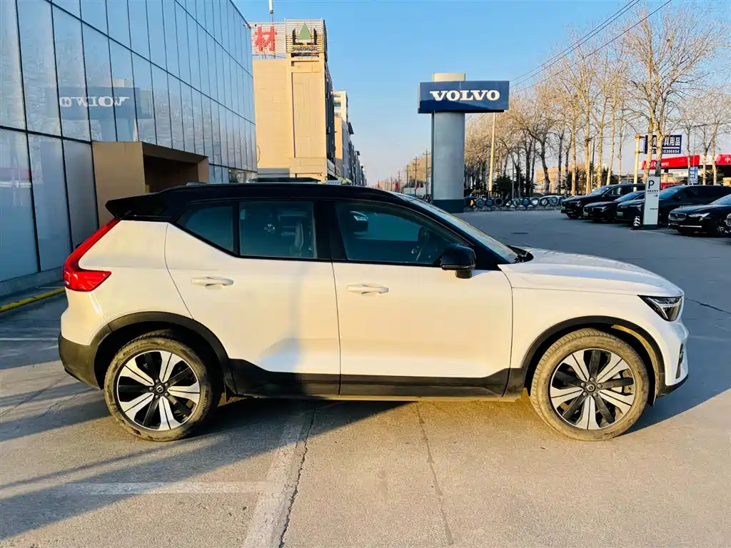 Volvo XC40 NEV 2023 — фото 7