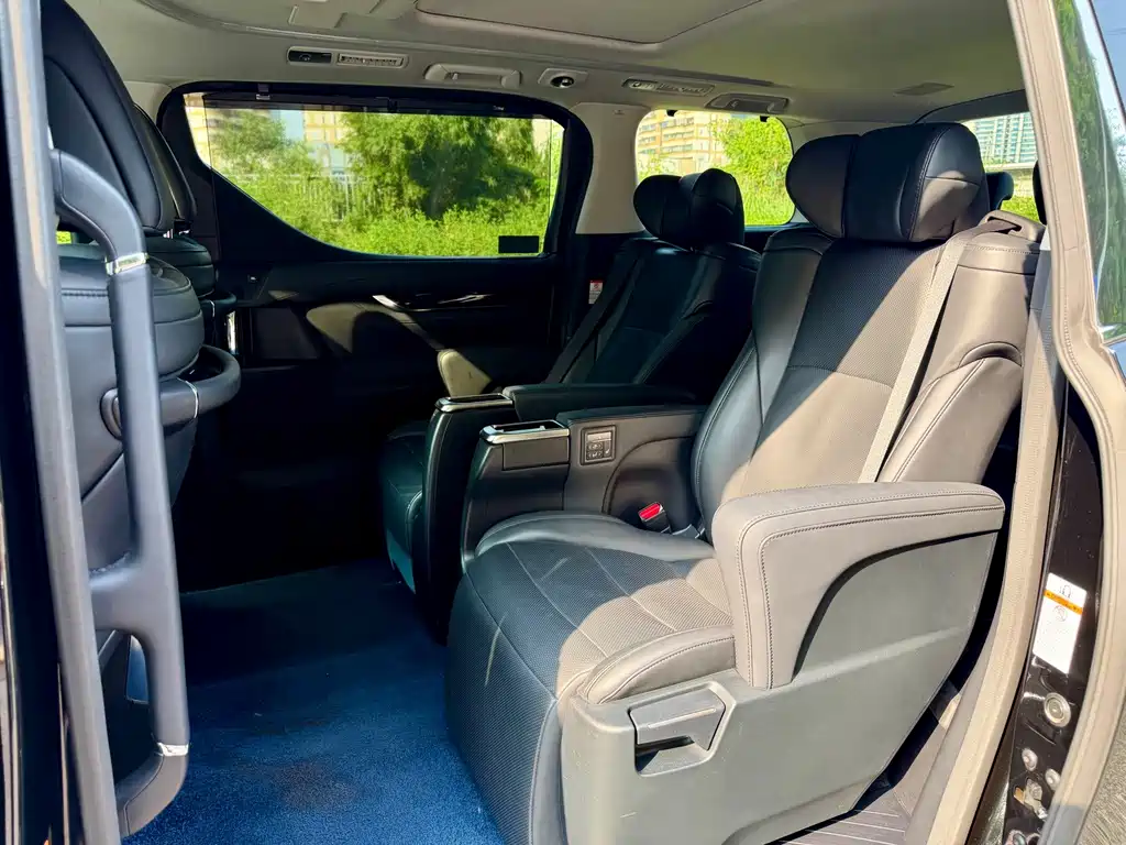 Toyota Vellfire 2022 — фото 10