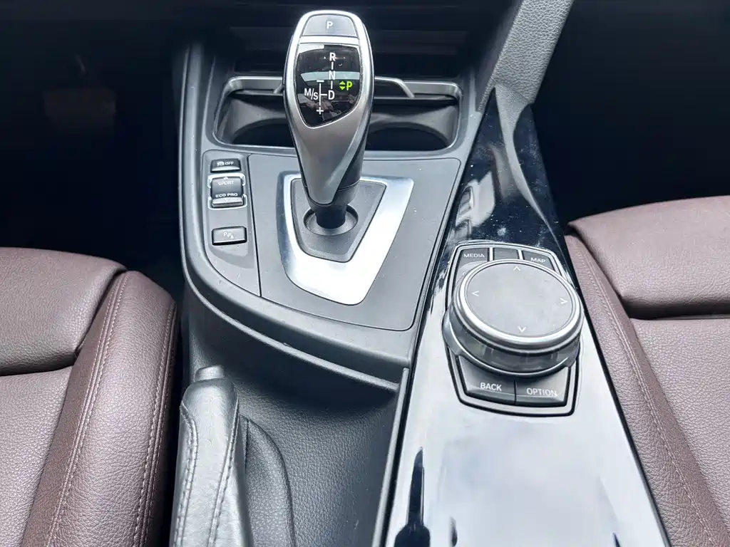 BMW 3 Series 2019 — фото 10