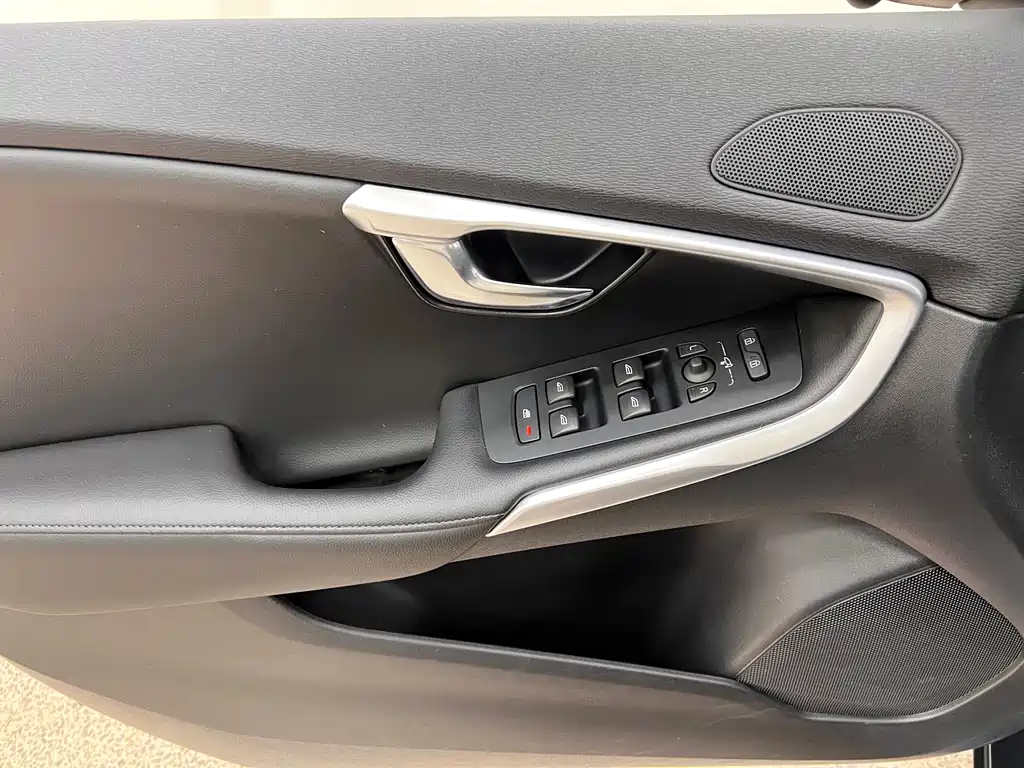 Volvo V40 2018 — фото 12