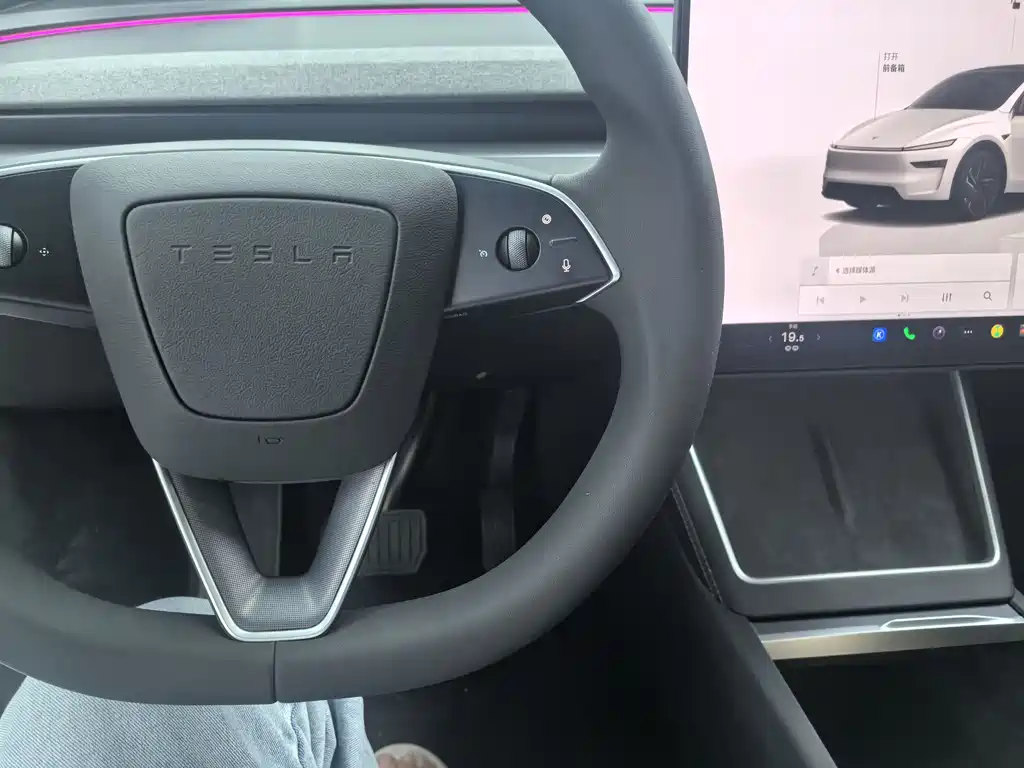 Tesla Model Y 2025