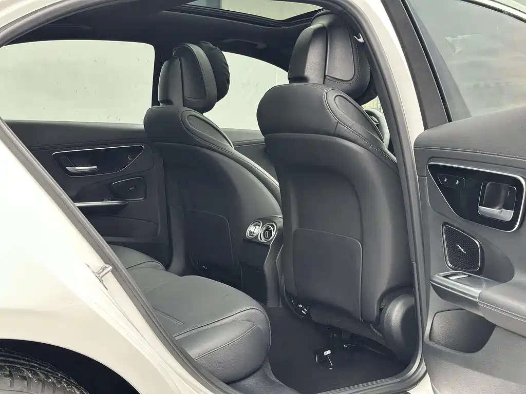 Mercedes-Benz C-Class 2024