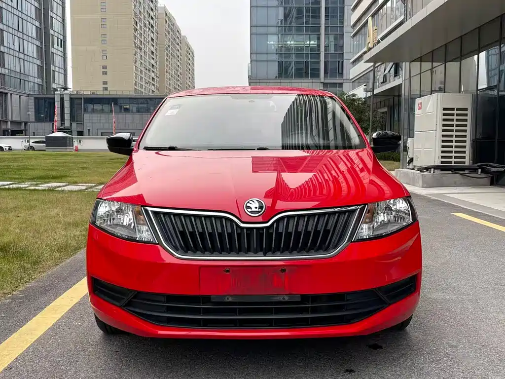 Skoda Rapid Spaceback 2018 — фото 2