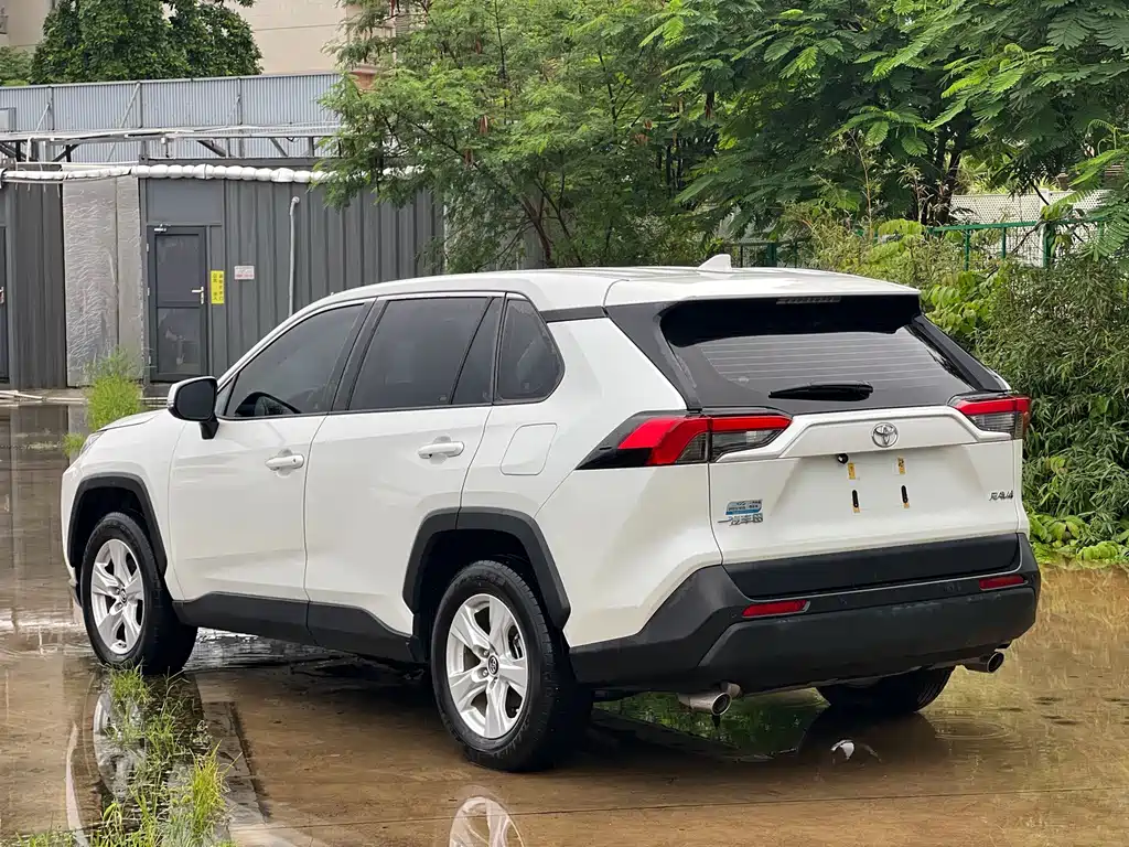 Toyota RAV4 2023 — фото 4