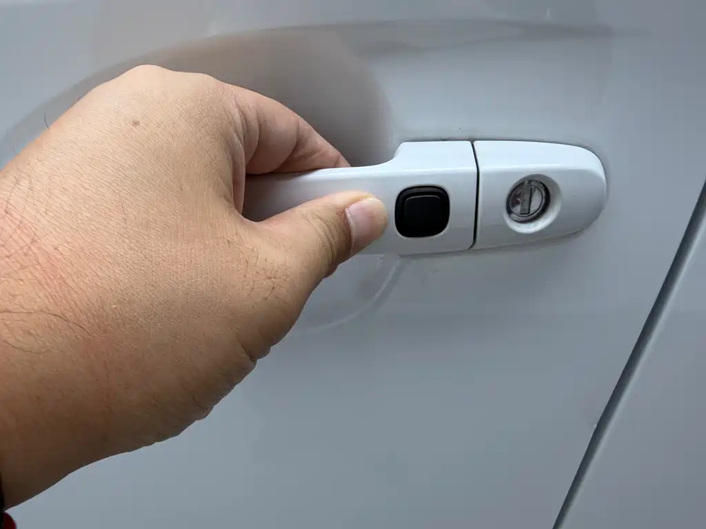 Toyota Yaris L 2022 — фото 18