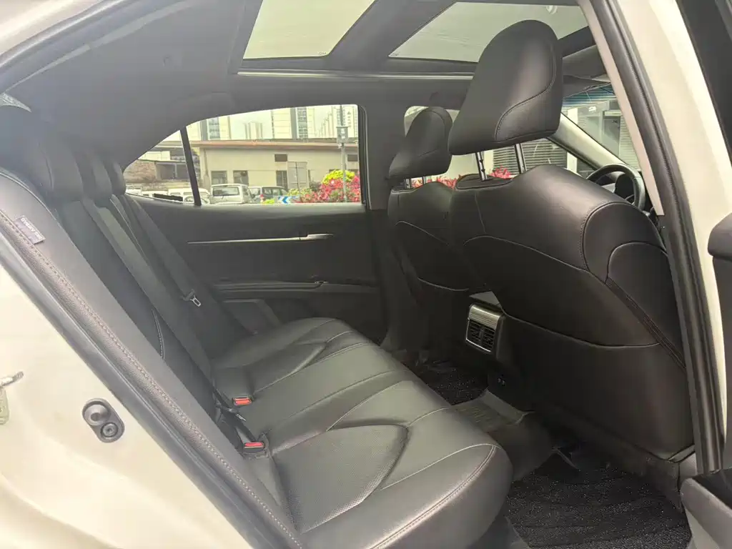 Toyota Camry 2019 — фото 14
