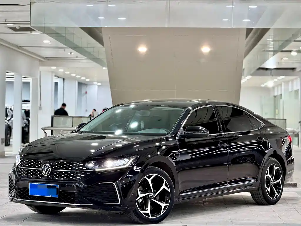Volkswagen Passat 2023 — фото 1