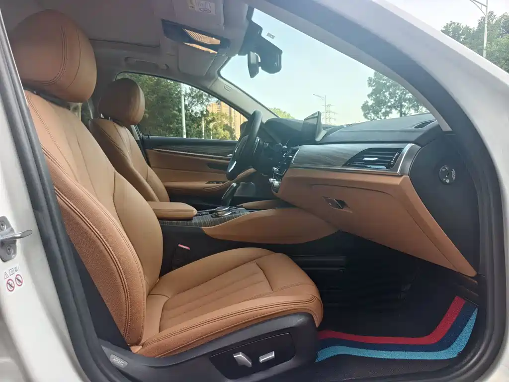 BMW 5 Series 2019 — фото 11