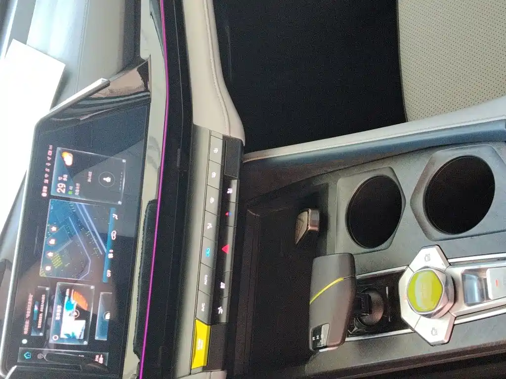 Changan UNI-V Smart Electric Idd 2023 — фото 11