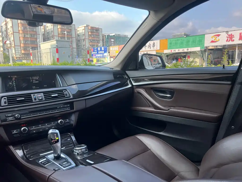 BMW 5 Series 2017 — фото 23