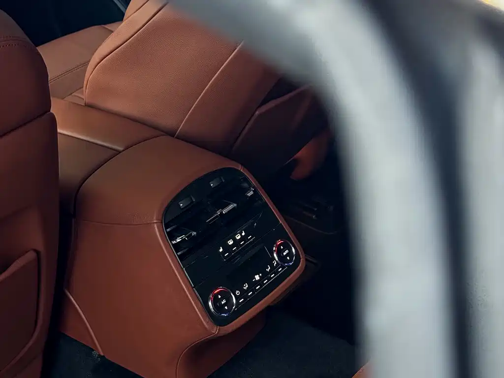 Maserati Quattroporte 2015 — фото 21