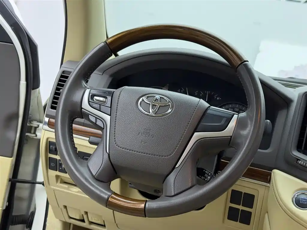 Toyota Land Cruiser 2018 — фото 11