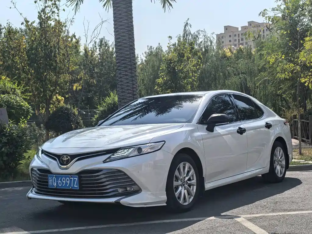 Toyota Camry 2021 — фото 1