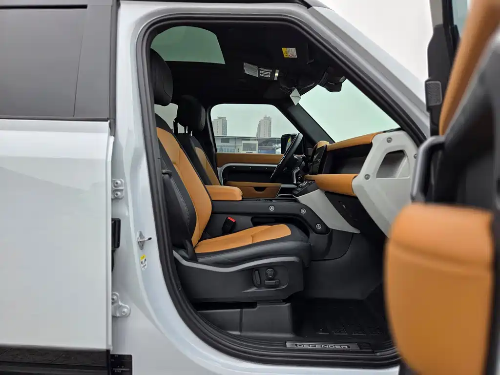 Land Rover Defender 2023 — фото 18