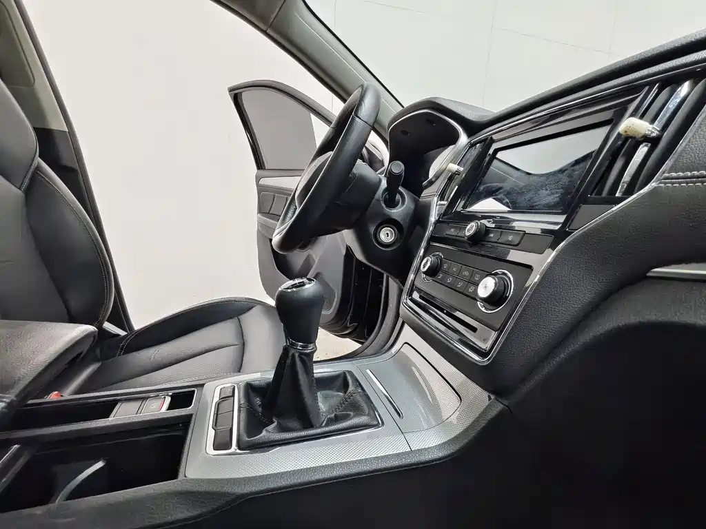 Roewe RX5 2016 — фото 15