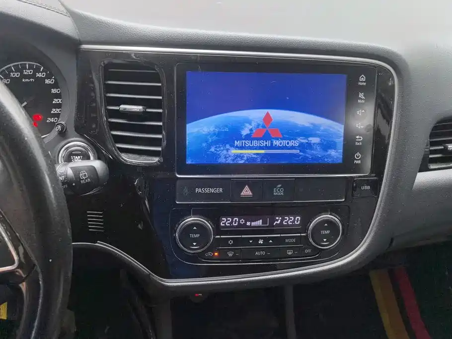 Mitsubishi Outlander 2017 — фото 13