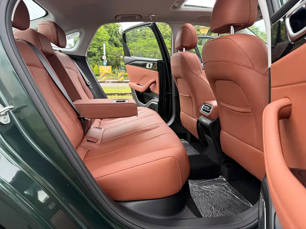 Geely Emgrand 2025 — фото 15
