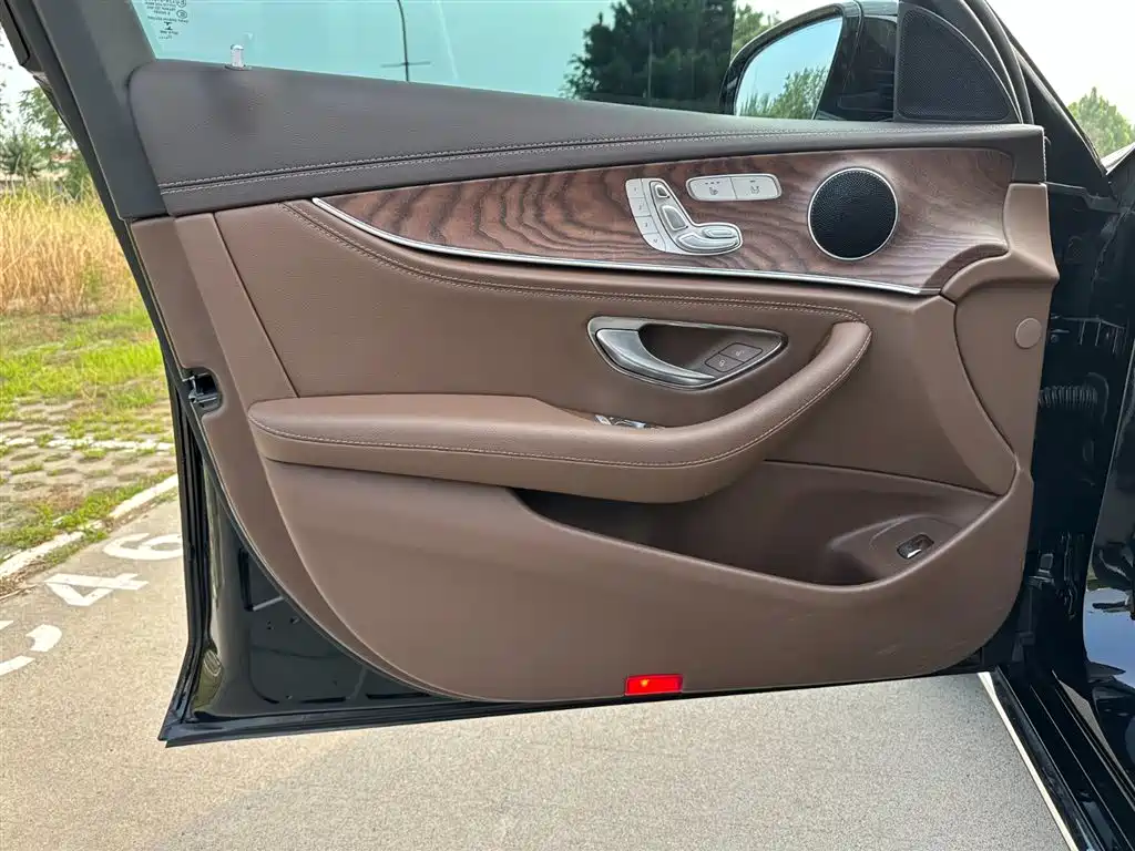 Mercedes-Benz E-Class 2023 — фото 13